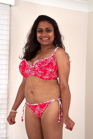 High Quality HD Photo Of Indian Mom Kashmir Ditches Red Panties