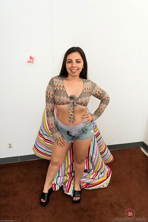 High Quality HD Photo Of Thick Latin Babe Luna's Hairy Snatch